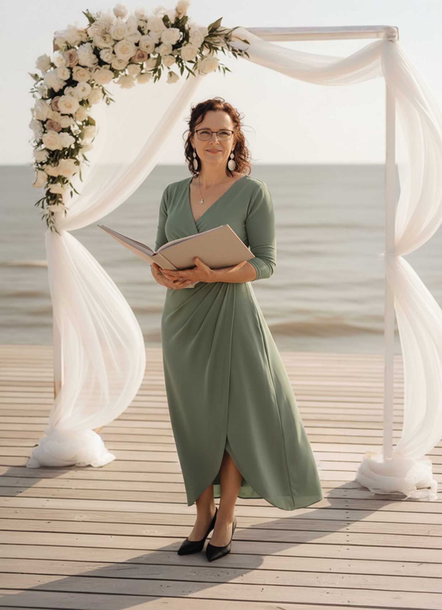 Kathi Limberg, fröhliche Traurednerin, spricht bei einer Strandhochzeit