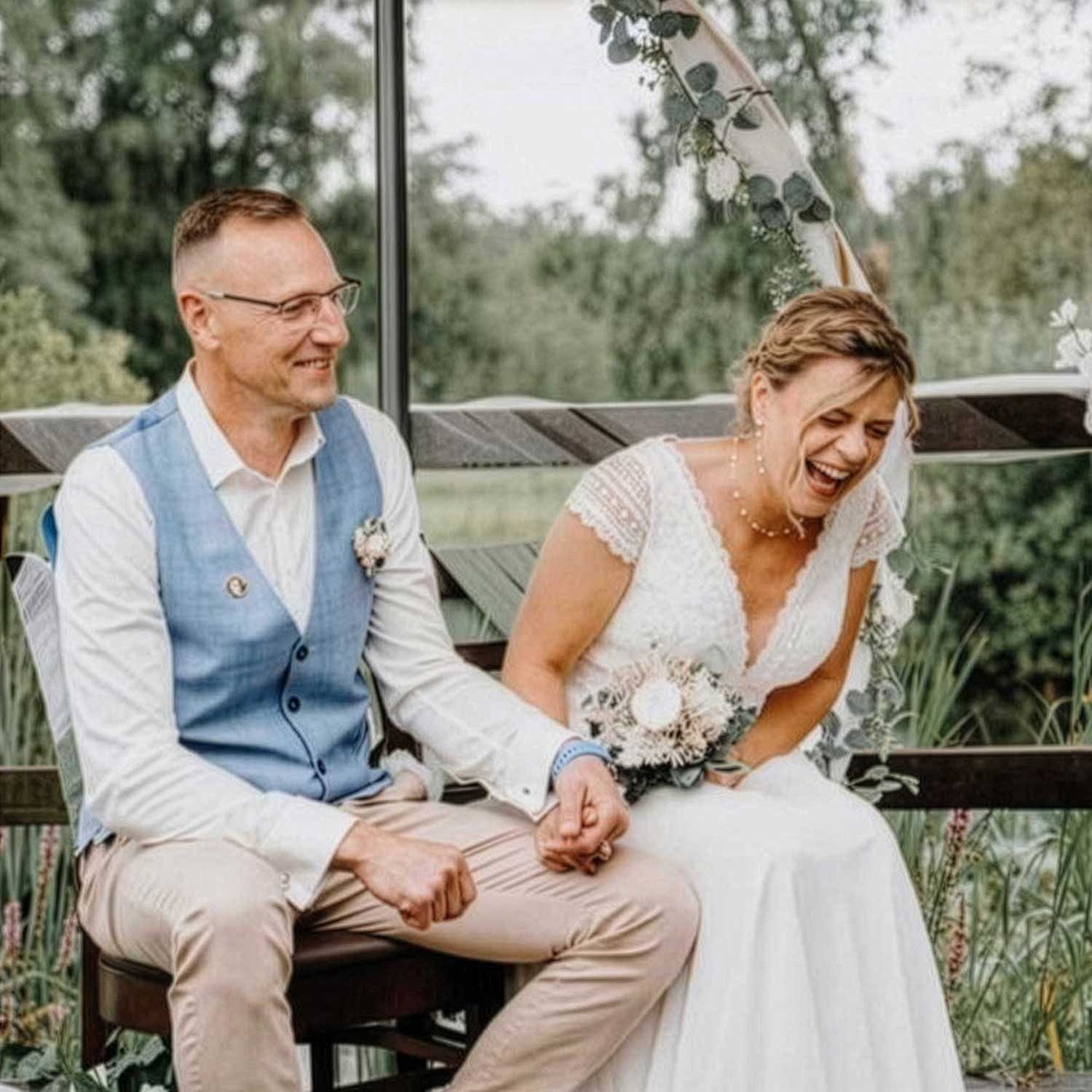 Brautpaar lacht während der Trauung