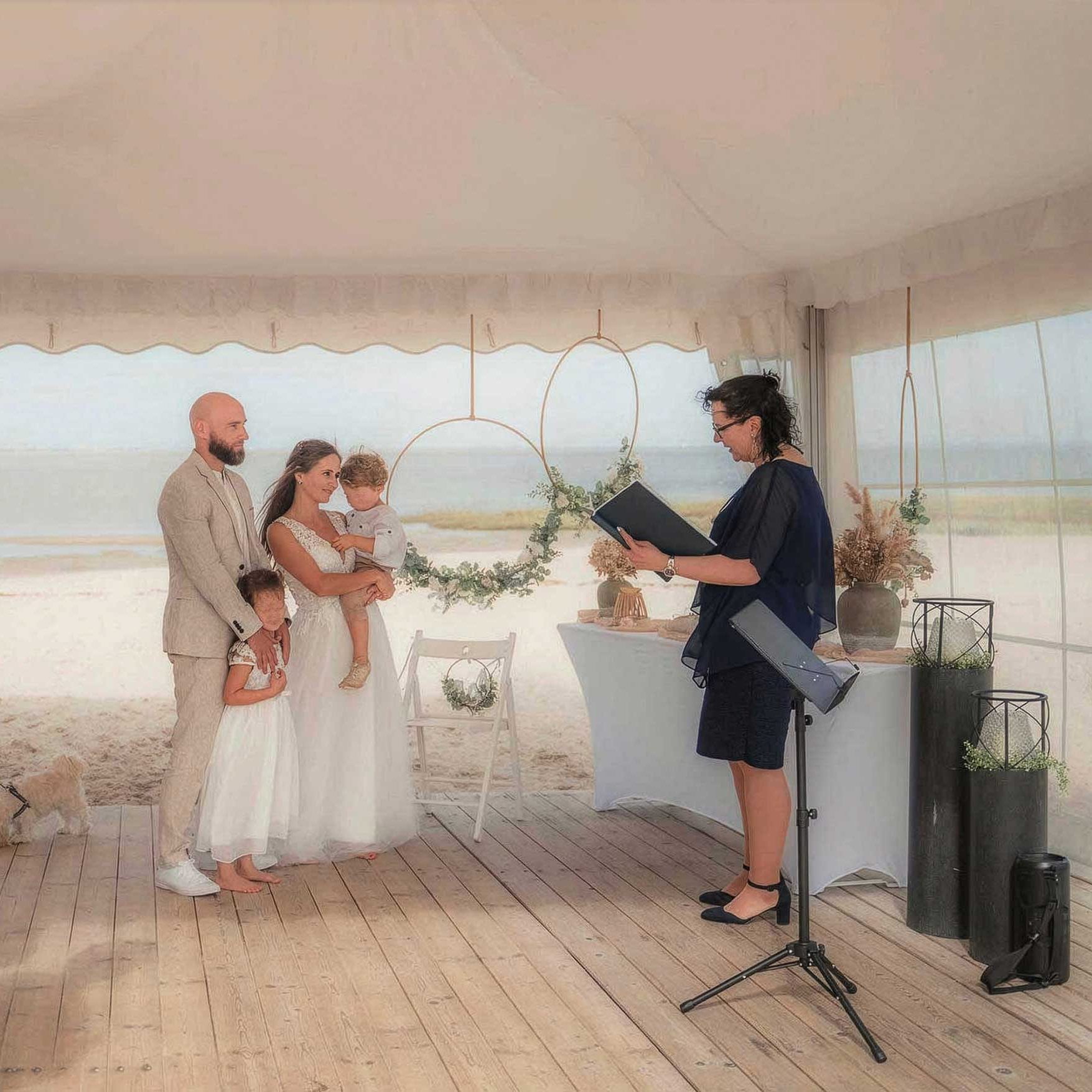 Kathi Limberg als Traurednerin bei einer Trauung am Strand